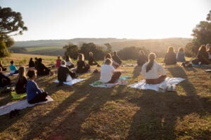 Mulheres sentadas ao ar livre observando por do sol