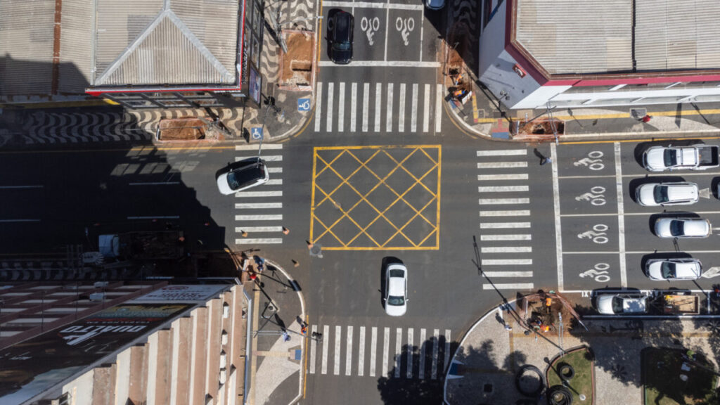 Imagem aérea mostra cruzamento na Rua Balduíno Taques, no Centro de Ponta Grossa