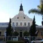 Fachada frontal da Santa Casa de Ponta Grossa, em dia ensolarado de céu azul
