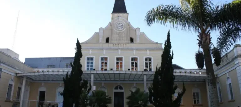 Fachada frontal da Santa Casa de Ponta Grossa, em dia ensolarado de céu azul