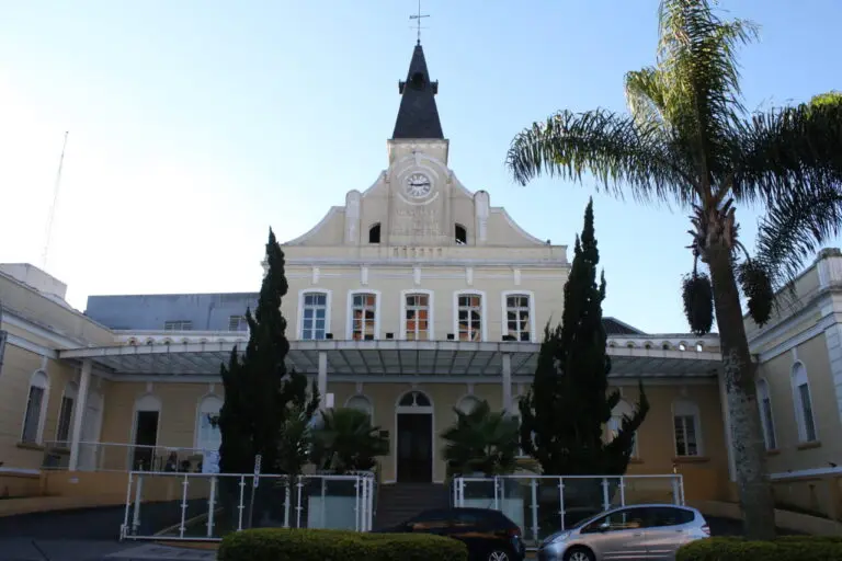 Fachada frontal da Santa Casa de Ponta Grossa, em dia ensolarado de céu azul