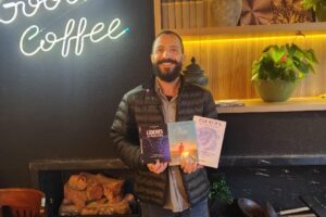 Escritor Marcos Roberto Marcellino mostra seus três livros