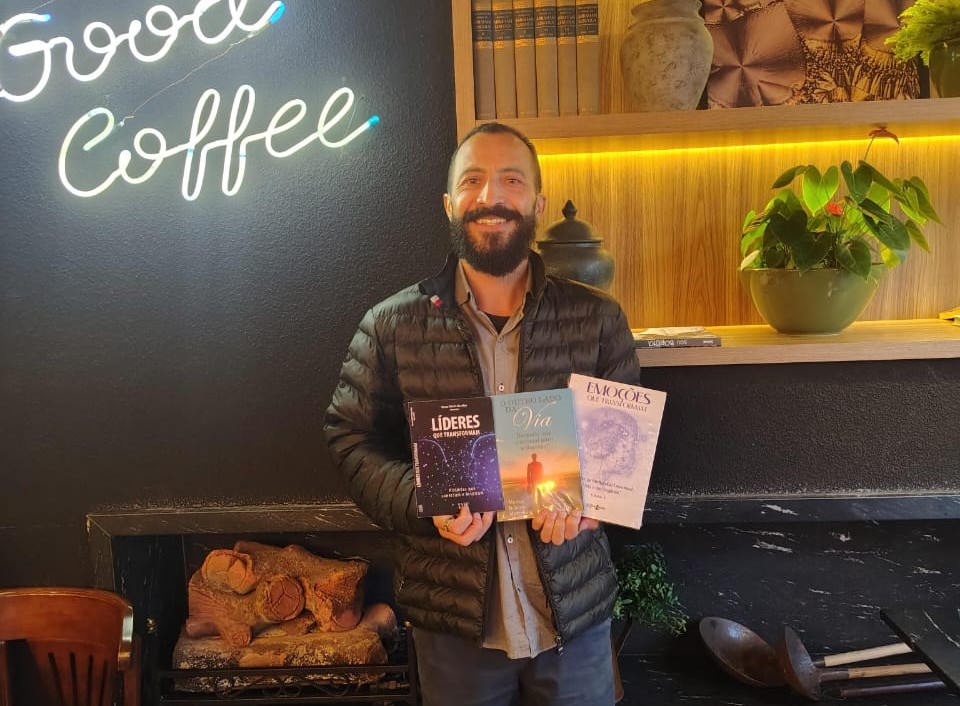 Escritor Marcos Roberto Marcellino mostra seus três livros