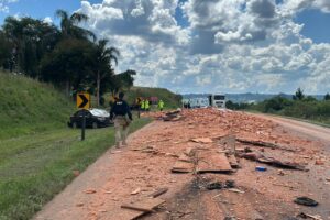 Carga de tijolos espalhada em rodovia em acidente na região de Guarapuava