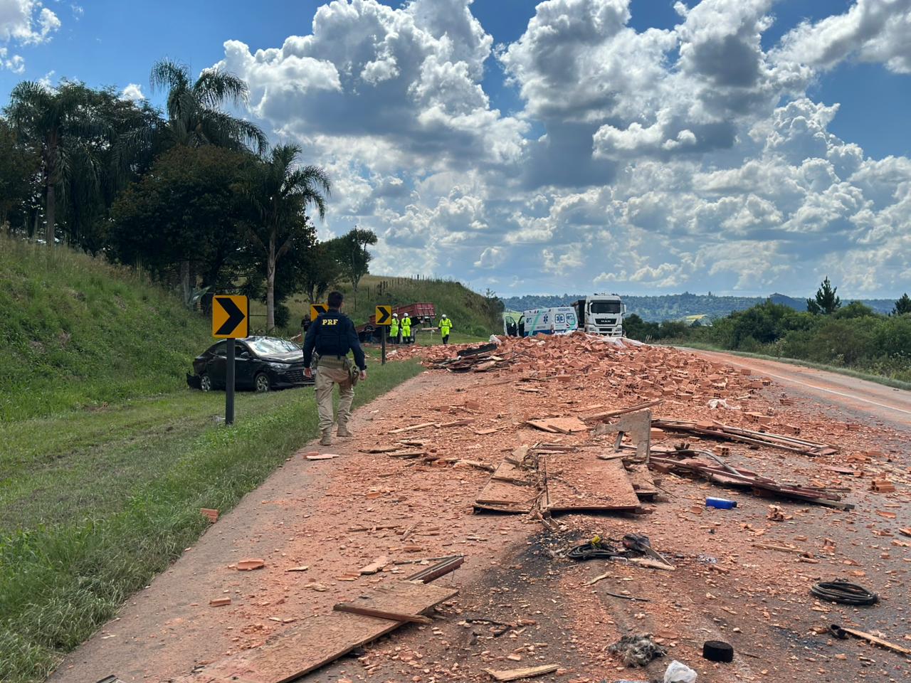 Carga de tijolos espalhada em rodovia em acidente na região de Guarapuava