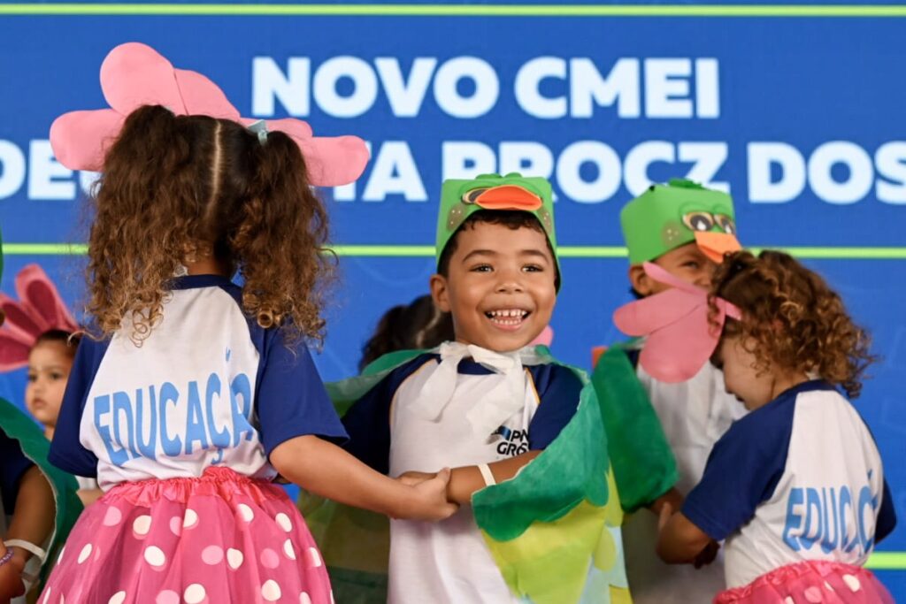 Crianças em apresentação na inauguração do CMEI do Esplanada em Ponta Grossa