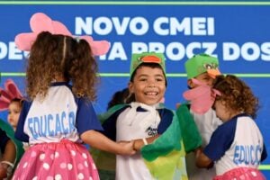 Crianças em apresentação na inauguração do CMEI do Esplanada em Ponta Grossa
