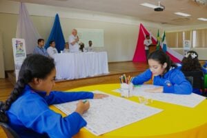 Crianças pintam mapa tematico do vamos pintar castro