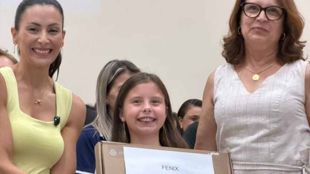 Mabel Canto entrega kits de informática em Ponta Grossa
