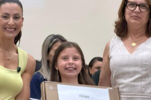 Mabel Canto entrega kits de informática em Ponta Grossa