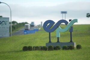 Logo da EPR Litoral Pioneiro em campo gramado