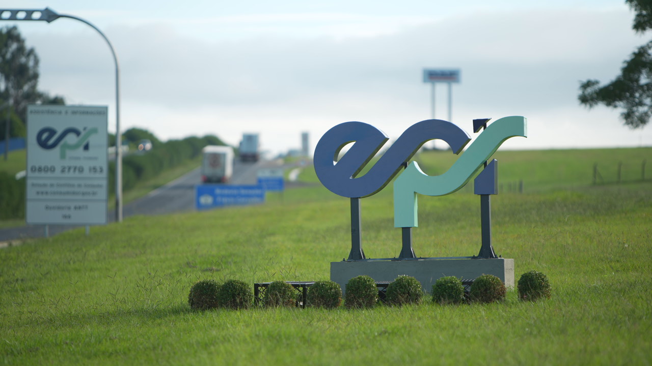 Logo da EPR Litoral Pioneiro em campo gramado