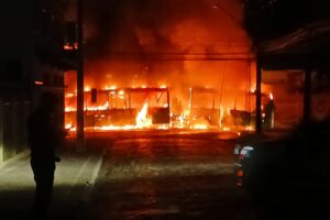 ônibus pega fogo em ponta grossa