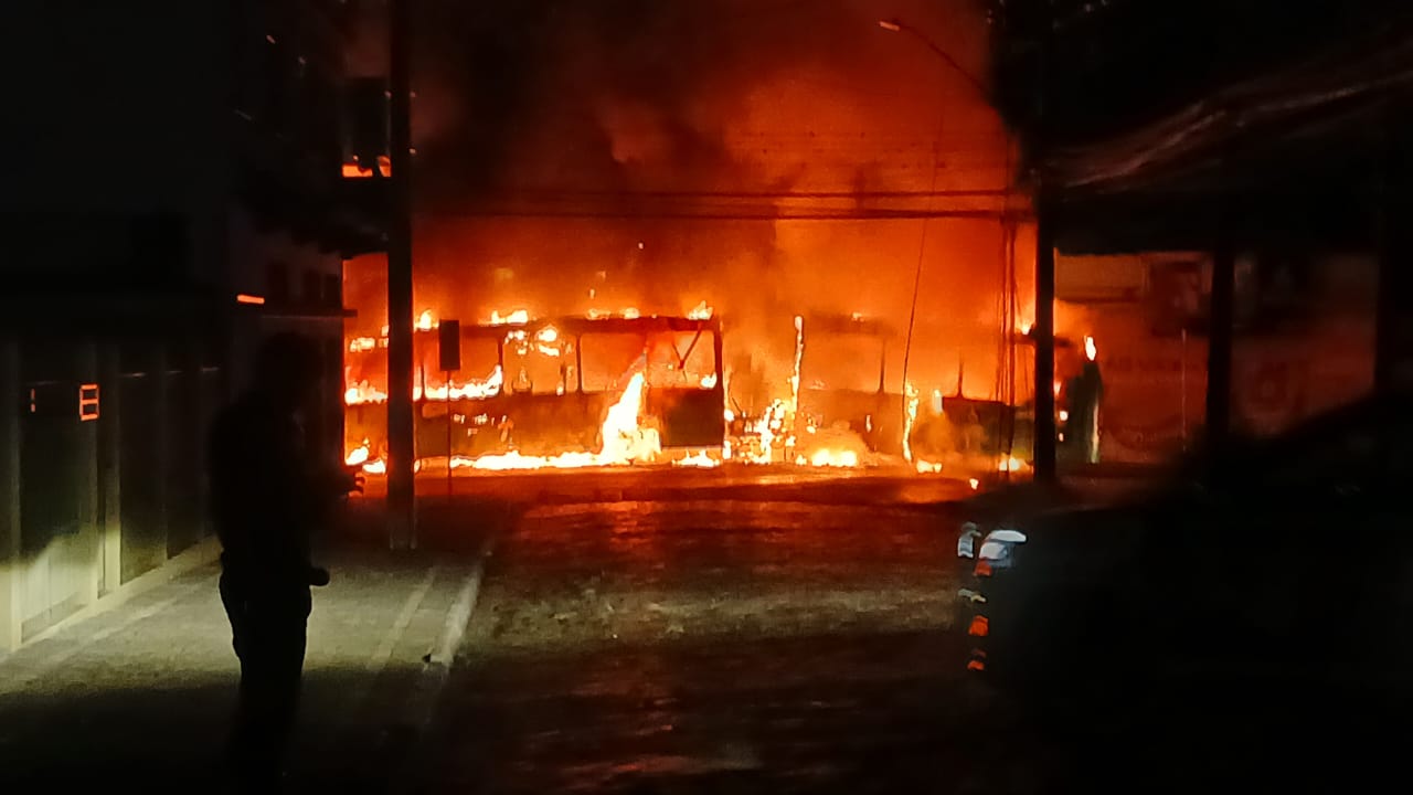 ônibus pega fogo em ponta grossa