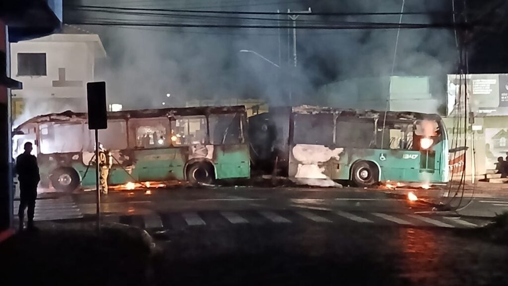 Onibus incendiado