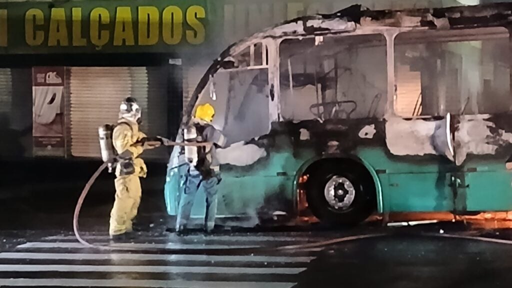 Onibus incendiado