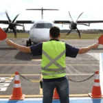 Fiscal sinalizando o taxiamento de um avião no Aeroporto de PG