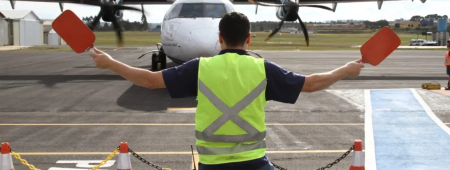 Fiscal sinalizando o taxiamento de um avião no Aeroporto de PG