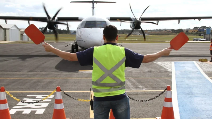 Fiscal sinalizando o taxiamento de um avião no Aeroporto de PG