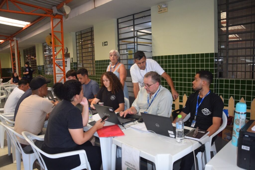 Várias pessoas realizando cadastro