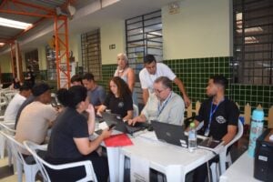 Várias pessoas realizando cadastro