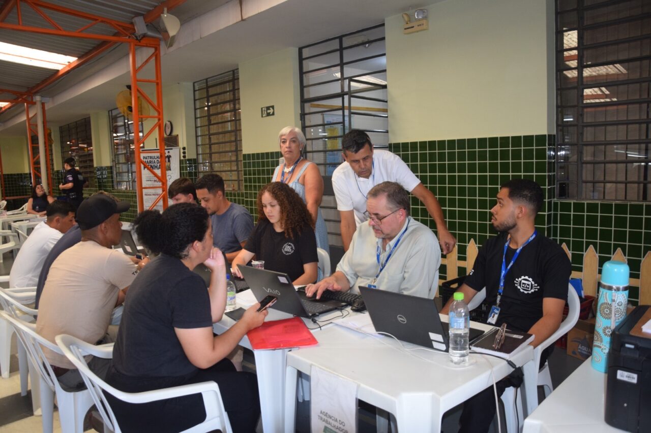 Várias pessoas realizando cadastro