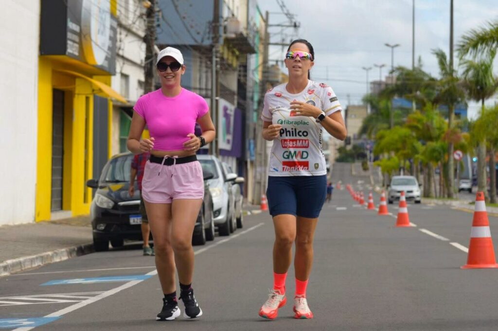 Duas mulheres praticando corrida na rua