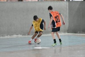 Duas crianças jogando futsal
