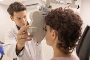 Inicio-dos-atendimentos-em-oftalmologia-no-AME-Larissa-Godoy-baixa-22-1232×821