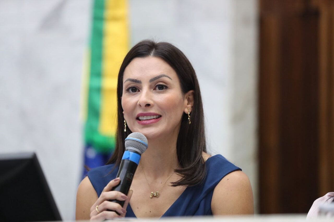 Mabel Canto falando no microfone