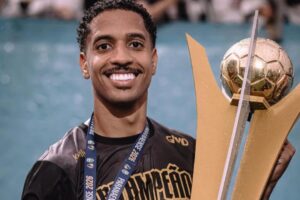 Matheus Miranda segurando a taça do Campeonato Paranaense conquistada pelo Operário