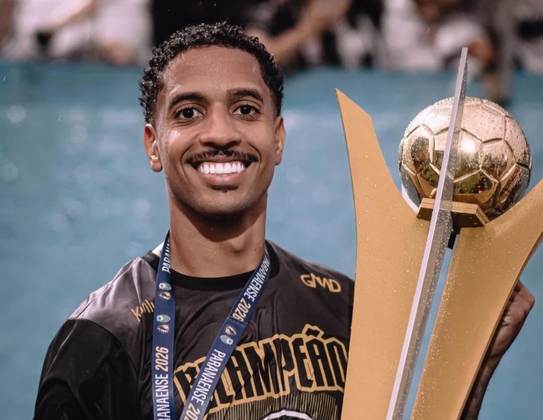 Matheus Miranda segurando a taça do Campeonato Paranaense conquistada pelo Operário