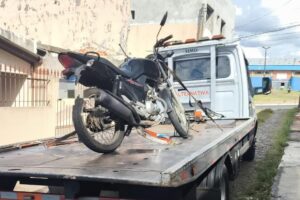 Motocicleta apreendida pela GCM, sobre plataforma de caminhão