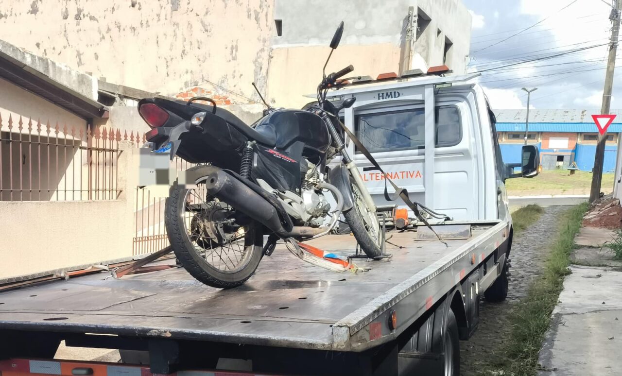 Motocicleta apreendida pela GCM, sobre plataforma de caminhão