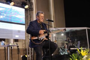 nani azevedo tocando violão