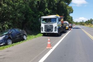 Cena de atropelamento na rodovia de Imbaú, envolvendo um carro preto que saiu descontrolado da pista e um caminhão de serviços de manutenção