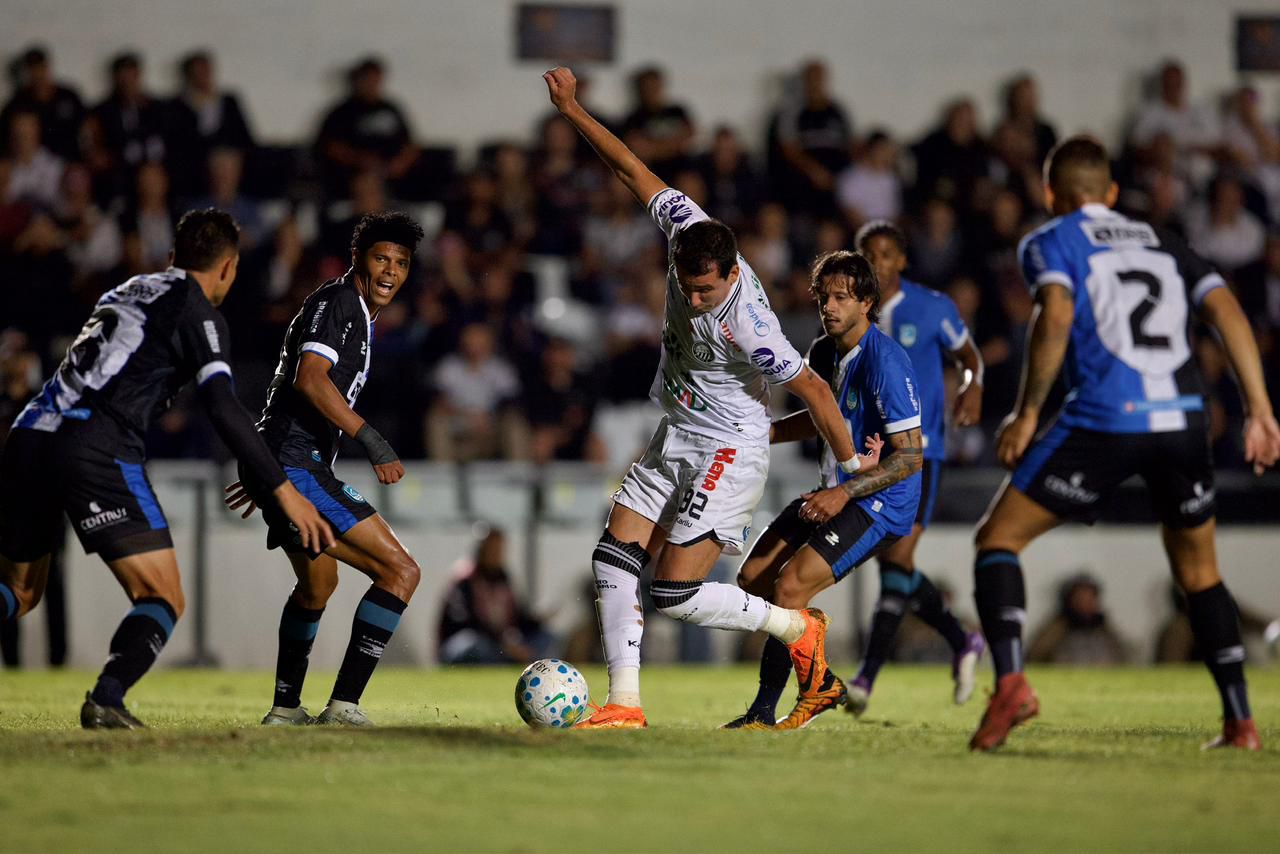 Pablo chutando para o gol pelo Operário na Copa do Brasil – André Jonsson OFEC