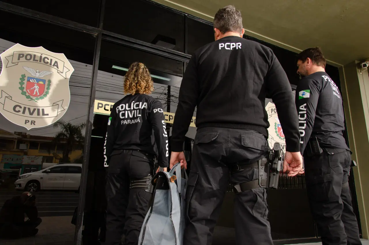 Policiais Civis entrando em delegacia