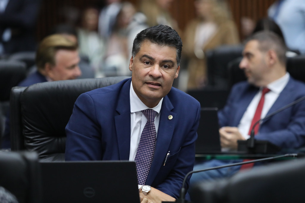 Marcelo Rangel, de frente, no Plenário da Alep