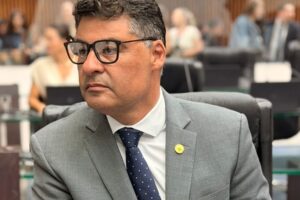 Marcelo Rangel na Assembleia Legislativa do Paraná, de perfil, olhando para fora da foto