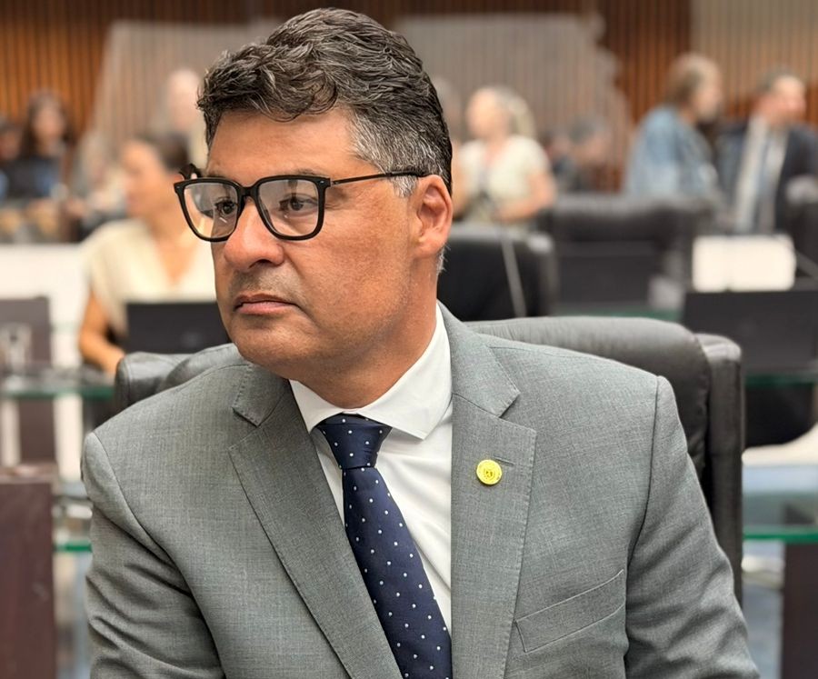 Marcelo Rangel na Assembleia Legislativa do Paraná, de perfil, olhando para fora da foto
