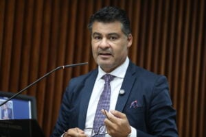 Deputado Marcelo Rangel discursando na Alep