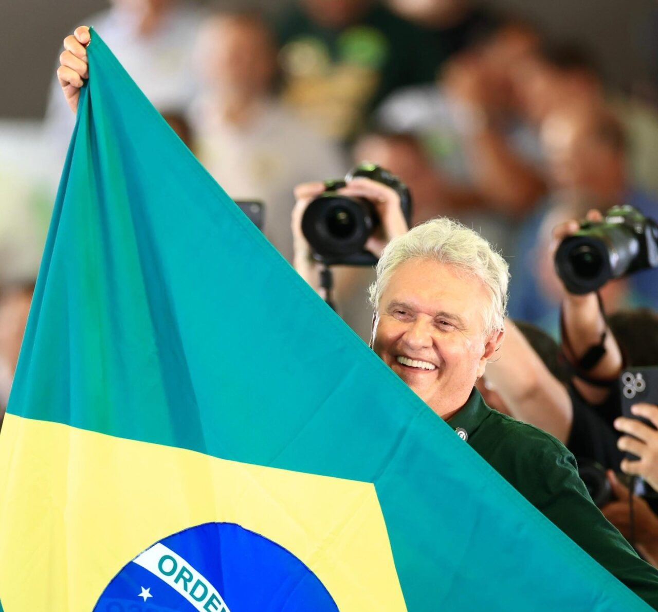 Governador de Goiás, Ronaldo Caiado, em evento estendendo a bandeira do Brasil