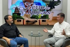 Nelson Canabarro e Leonardo Puppi Bernardi conversam, sentados em poltronas do estúdio do Diário dos Campos