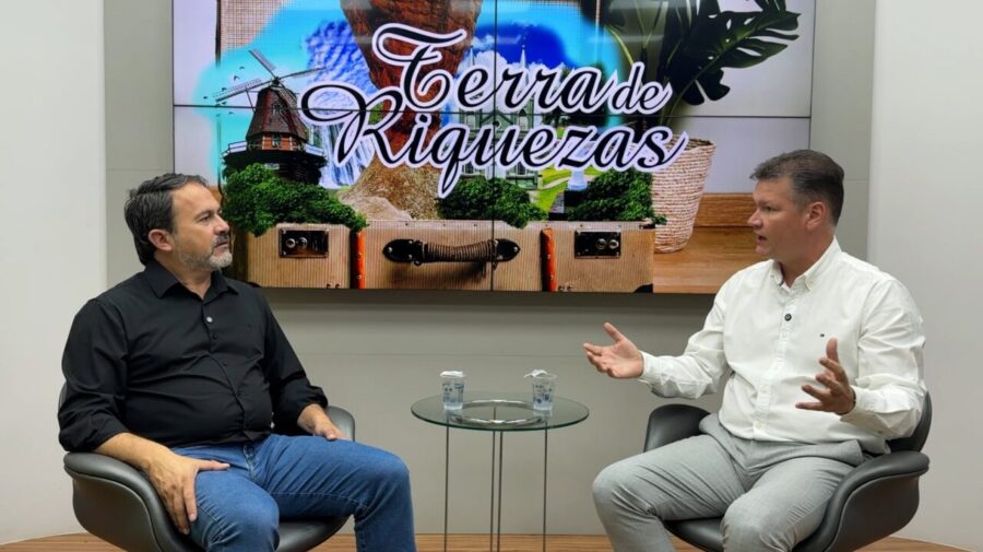 Nelson Canabarro e Leonardo Puppi Bernardi conversam, sentados em poltronas do estúdio do Diário dos Campos
