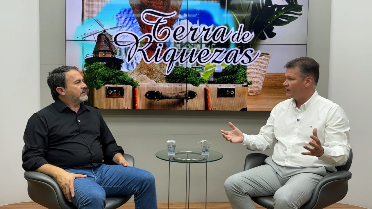 Nelson Canabarro e Leonardo Puppi Bernardi conversam, sentados em poltronas do estúdio do Diário dos Campos