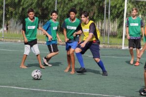 Adolescentes jogando futebol