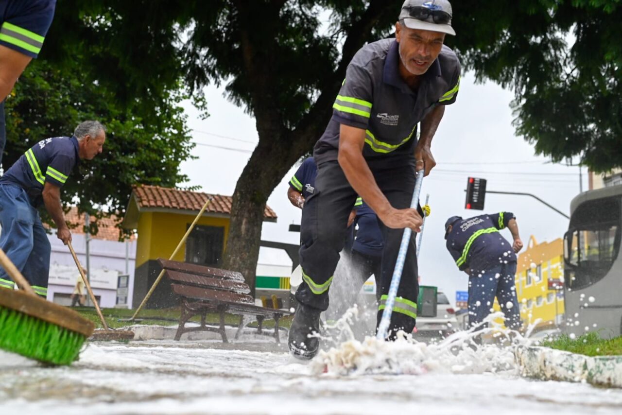 Limpeza na Praça dos Polacos em PG