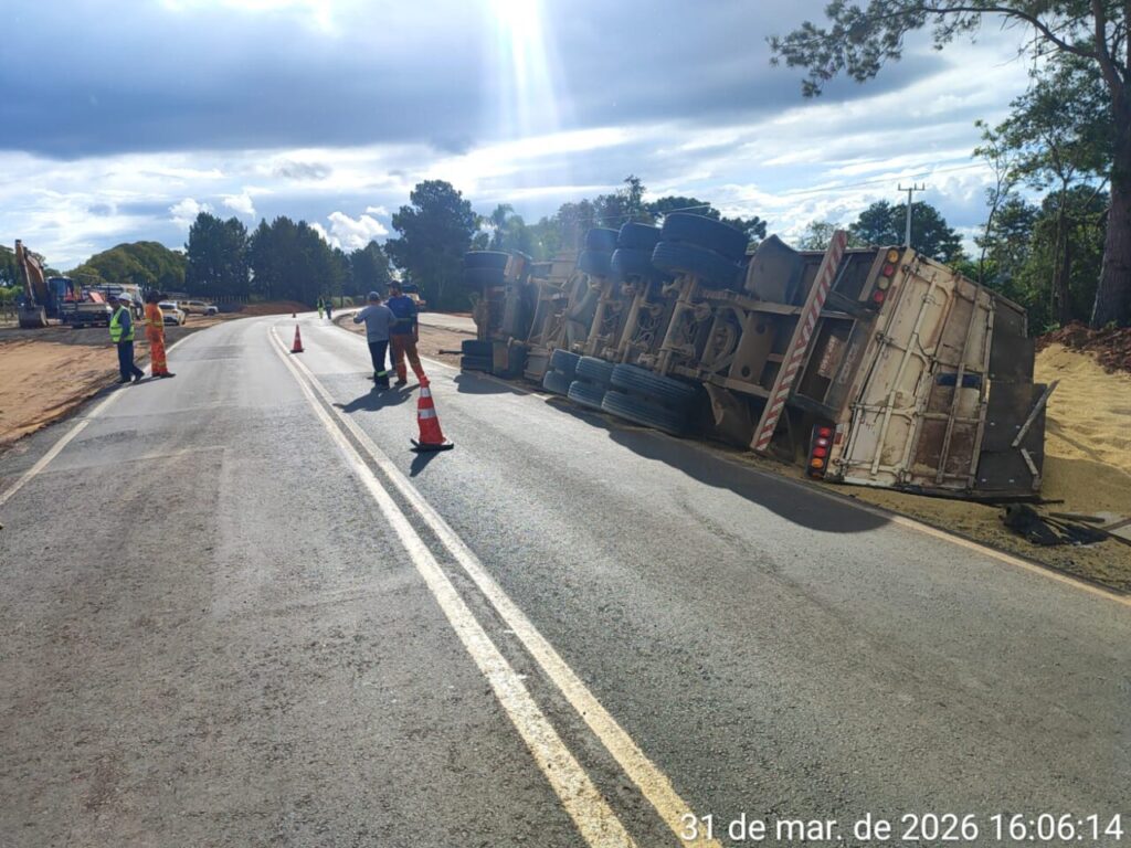 O tombamento do caminhão aconteceu na PR151