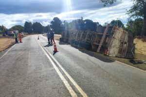 O tombamento do caminhão aconteceu na PR151